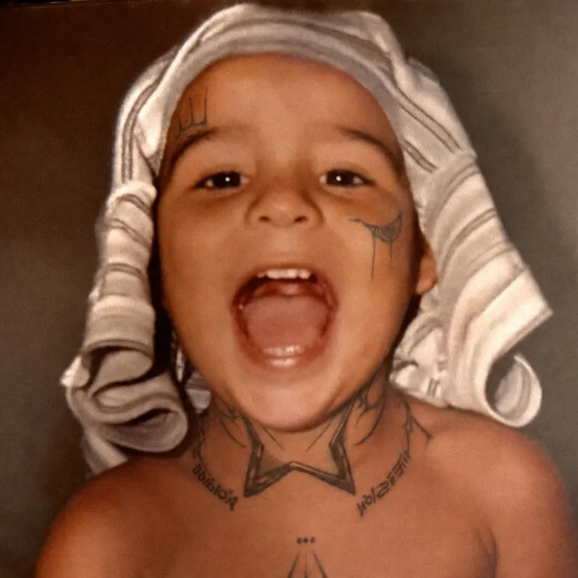 Caja de CD con la foto de Cap Kuo de chico, gritando con una toalla en la cabeza y tatuajes dibujados