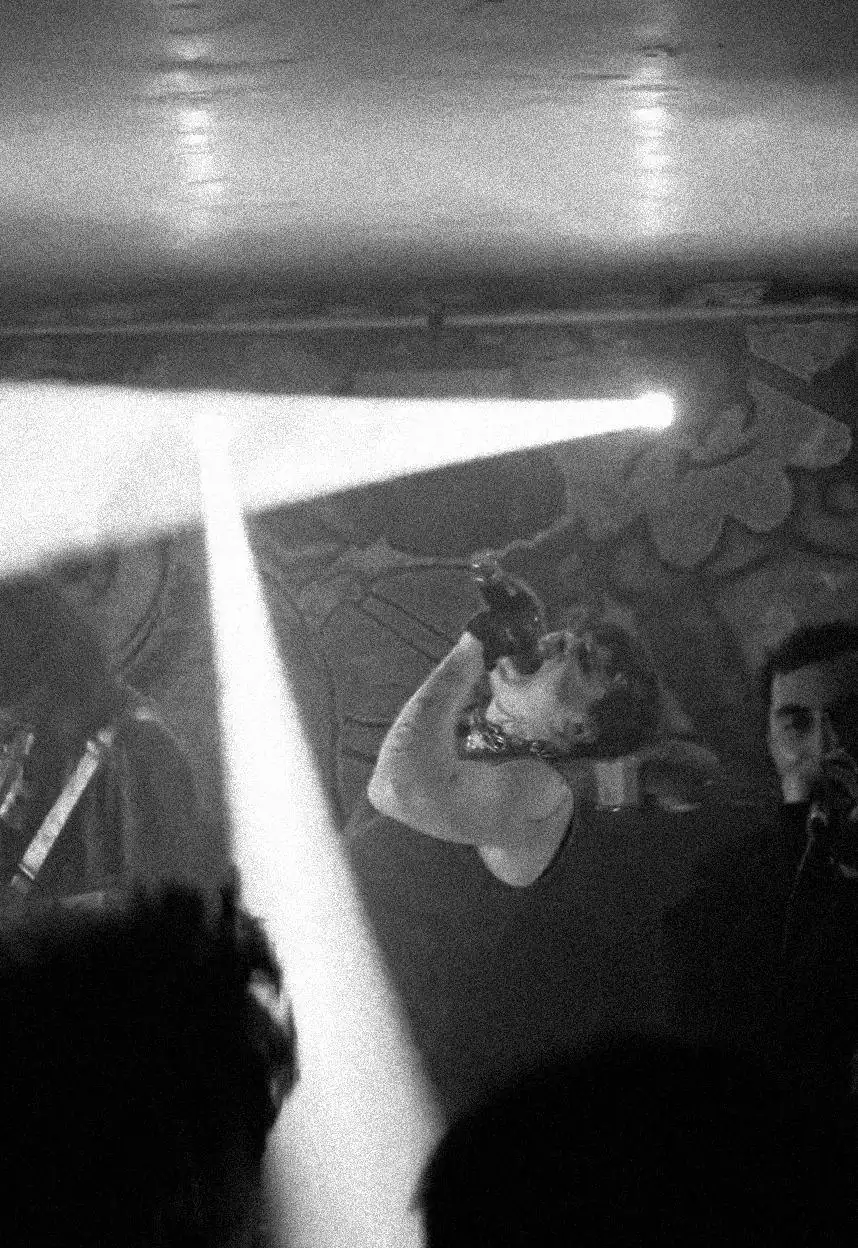 La banda en el escenario de The Bunker, con haces de luz